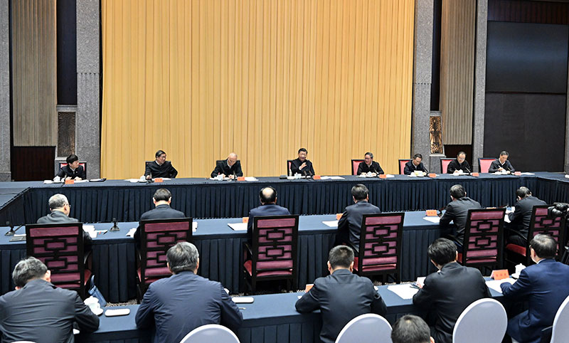 11月30日上午，中共中央总书记、国度主席、中央军委主席习近平在上海主持召开深刻推动长三角一体化发展座谈会并颁发沉要讲话。